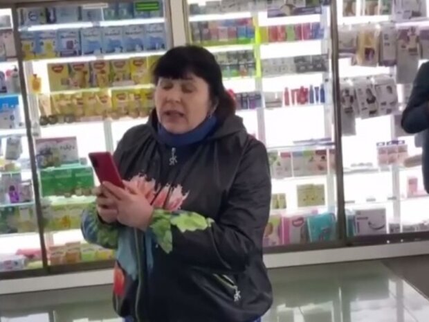 В Києві жінка зайшла в аптеку без маски та погрожувала фармацевту (відео)