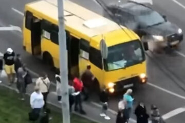 Київська маршрутка задимілася на ходу (відео)