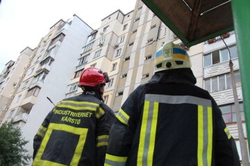 Будинок на Позняках захищають від мародерів та обстежують експерти