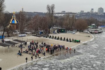 Кияни завзято стрибають в ополонки