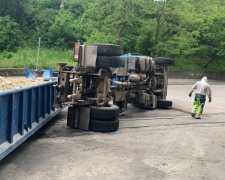 У Києві вантажівка перекинулася і заблокувала рух (відео)