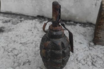 У Печерському районі чоловік повідомив, що під час прогулянки набережною, виявив предмет, схожий на гранату
