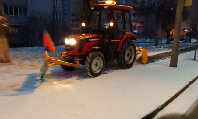 Щільний туман, сильний вітер та мокрий сніг: Київавтодор підготував спецтехнику