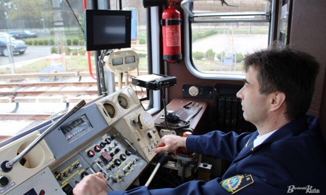 Транспортні обмеження у столиці: метро між берегами працюватиме в екстреному режимі.