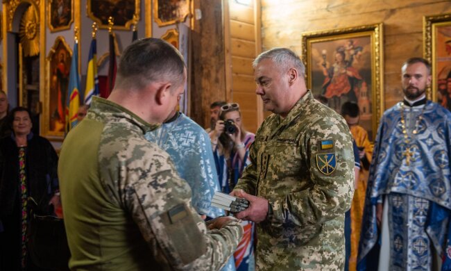 У відкритому в Києві Гарнізонному храмі ПЦУ передали книги Нового Завіту підрозділам ЗСУ