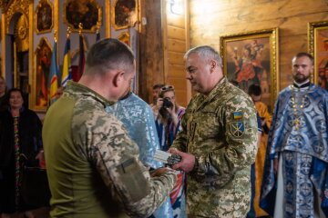 У відкритому в Києві Гарнізонному храмі ПЦУ передали книги Нового Завіту підрозділам ЗСУ