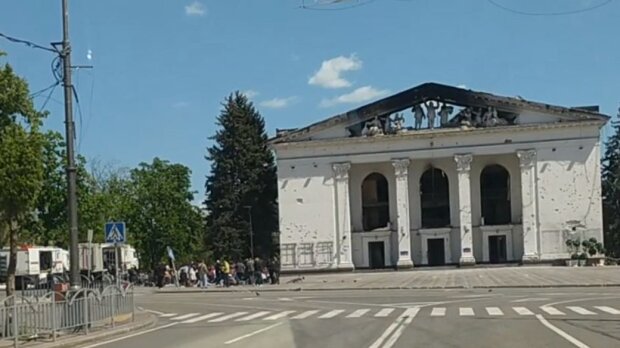 В Маріуполі окупанти влаштували екскурсію всередині Драмтеатру після розбору завалів