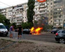 На Оболоні посеред дороги загорівся автомобіль (відео)