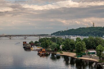 Олігархів заповідник: чому у Київраді закривають очі на забудову Труханова острова