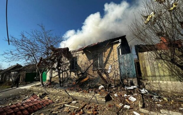 Окупанти зранку обстріляли Херсон: потрапили в зупинку транспорту, троє загиблих