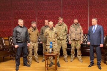 Командири “Азова” найближчими днями зустрінуться із сім’ями, – ОП