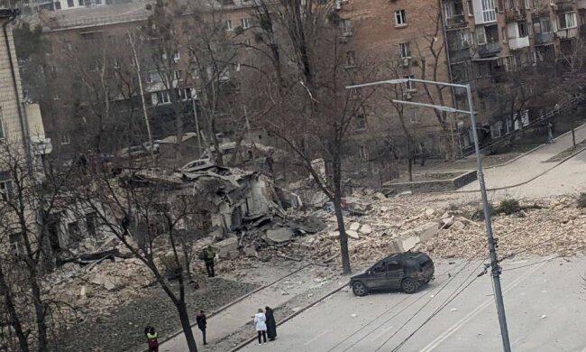 У Києві збито російські ракети - уламки впали у чотирьох районах столиці. Є постраждалі та руйнування