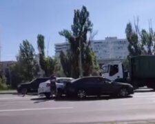 На Харківському шосе серйозна ДТП: є постраждалі, рух ускладнено (відео)