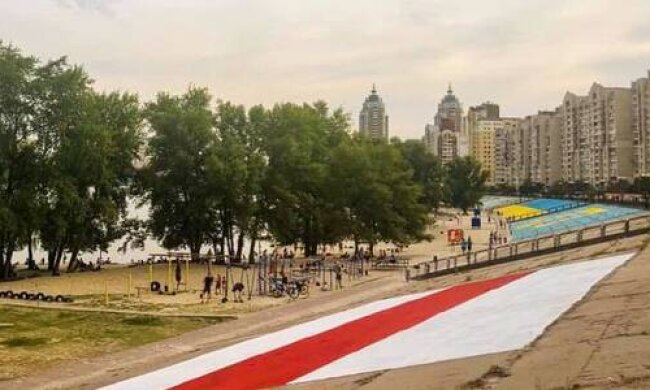 На Оболонській набережній намалювали величезний прапор Білорусі (фото)