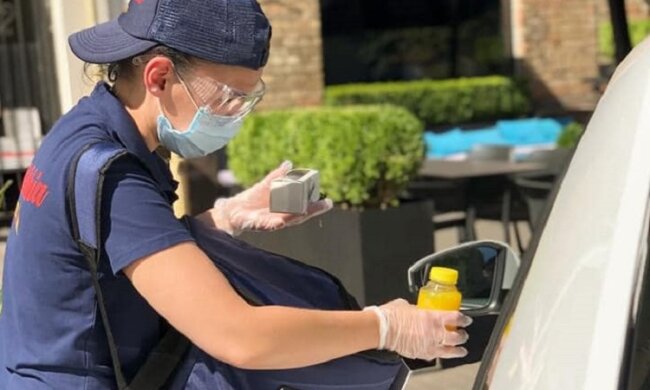 Обід не виходячи з автівки: водіям у заторах почали продавати їжу