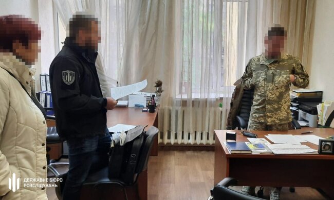 ДБР завершило розслідування справи воєнкомів у Києві, які створили схему "ухилення від мобілізації"