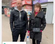 У Києві чоловік біля супермаркету кайданками прикував себе до жінки