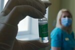 В Україні запровадять обов’язкову вакцинацію від коронавірусу для вчителів та чиновників