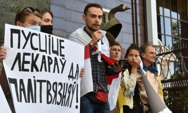 Акція “Гусь за Білорусь” у Києві біля посольства Республіки Білорусь — чого вимагали учасники (відео)