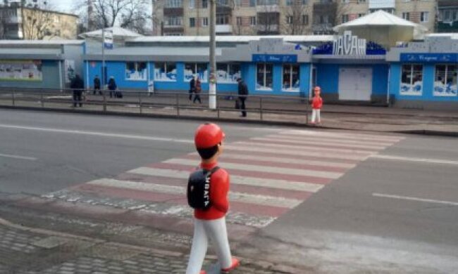 Біля пішохідних переходів поставлять фігурки “дітей”