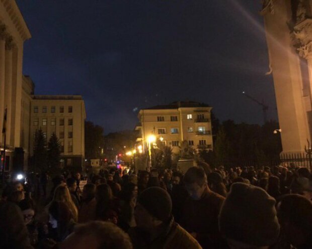 Друга ніч на Банковій: під Офіс Зеленського вийшли активісти