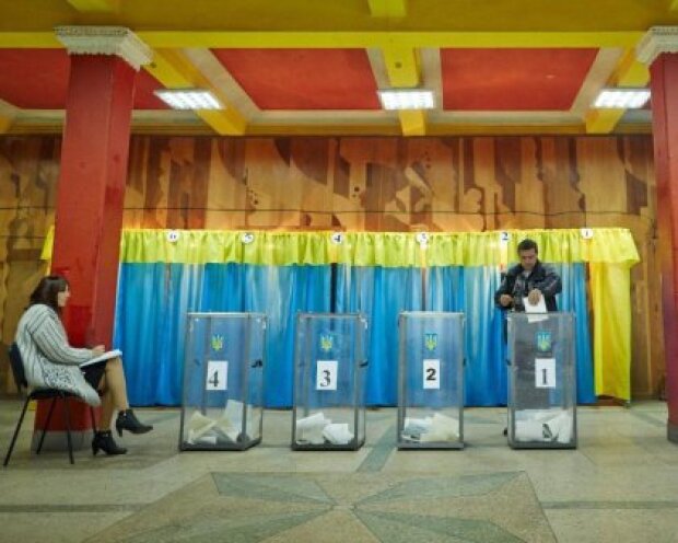Майже 10 тис. українців змінили місце голосування