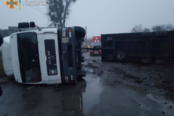 На Київщині перекинулась вантажівка, постраждав водій