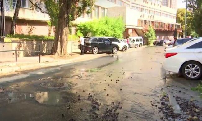 У Києві на Подолі прорвало трубу: у яму впав чоловік