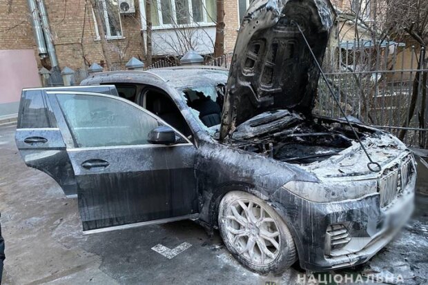 У Києві троє хлопців підпалили дорогу іномарку (відео)