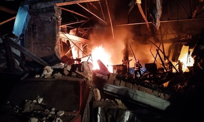 Росіяни вдарили дронами на Київщині — загорівся склад підприємства, є руйнування