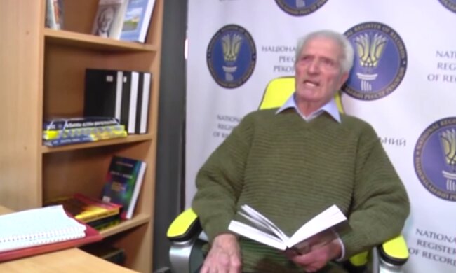 Унікальний рекорд: 80-річний киянин 12 годин поспіль читав вірші напам`ять