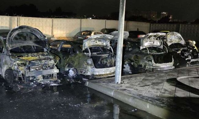 Під Києвом уночі на парковці згоріло п’ять автівок: місцеві говорять про підпал