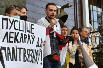 Акція “Гусь за Білорусь” у Києві біля посольства Республіки Білорусь — чого вимагали учасники (відео)