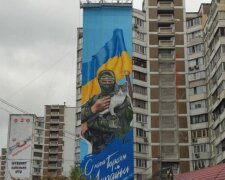У Дарницькому районі столиці з'явився новий патріотичний мурал — "Слава Героям України"