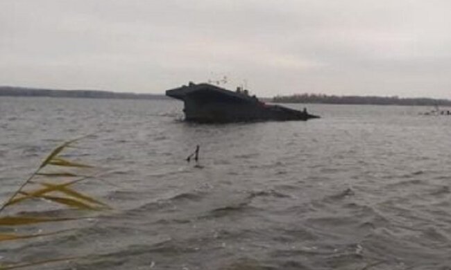 Дніпром дрейфує некерована гігантська баржа (відео)