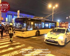 В Києві горіли тролейбус і атомобіль