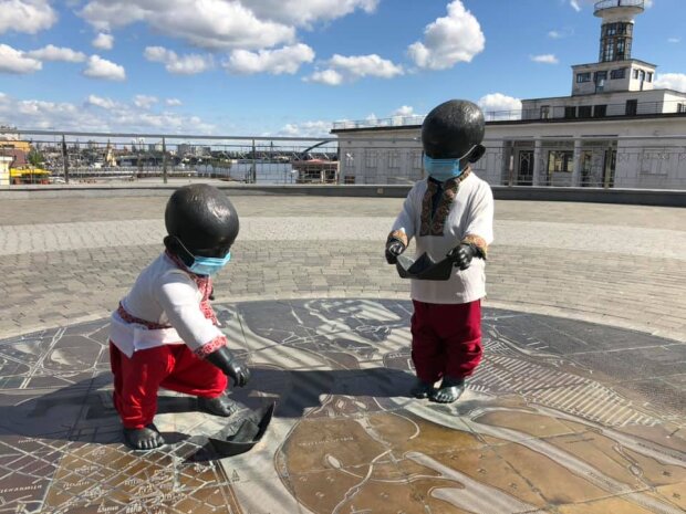 Скульптури малюків-засновників Києва одягли вишиванки (фото)