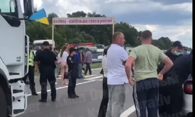 Трасу Київ-Одеса перекрили мітингувальники: утворився величезний затор (відео)