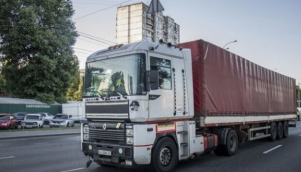 У Київ знову пустили вантажівки