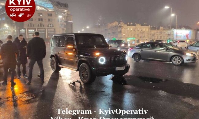 У центрі Києва Mercedes з номерами 0007 “зніс” Volkswagen (відео)