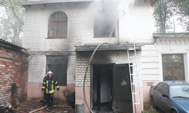 Дим та вибухи: у Харкові горів склад піротехніки, є постраждалі