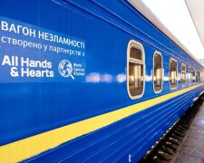 Укрзалізниця перетворила 100 непридатних вагонів на «вагони незламності» для обігріву, зв’язку та дозвілля населення.