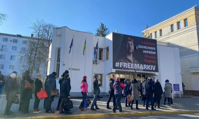 Тисячі людей стоять в черзі до МВС: вимірюють температуру (фото)