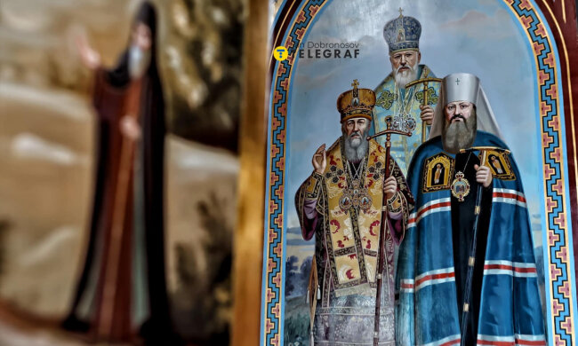 З Лаври хоч і прибрали, але не все — зображення Паші Мерседеса з друзями досі висить у Києво-Печерській лаврі