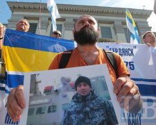 У Києві біля посольства РФ пройшла акція на підтримку 24 полонених моряків