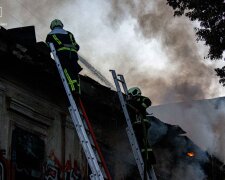 Рятувальники показали гасіння пожежі старовинної будівлі на Подолі — знадобилось майже 2 години