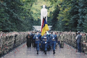 Авіакатастрофа під Чугуєвим: в Харкові поховали з військовими почестями загиблого курсанта
