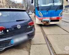 У Києві «герой парковки» заблокував рух трамвая