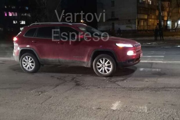 У Києві позашляховик збив двох дівчат на пішохідному переході