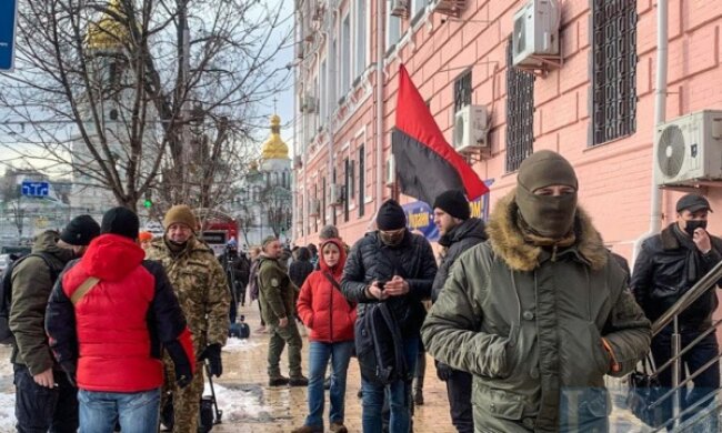 Сталася штовханина під судом, що обирає запобіжний захід Порошенку (відео)
